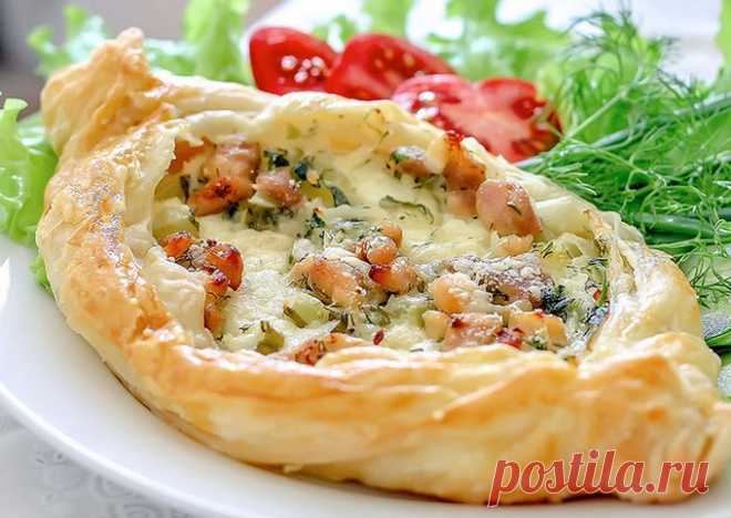 Это блюдо заключает в себе полноценный обед, завтрак или ужин. Вкуснятина 
Ингредиенты:
— картофель — 1 кг.— мясо — 400 гр.— луковица — 1 большая— огурчики соленые -3-4 шт (маленькие)— тесто слоеное — 500 гр.— яйцо — 1 шт. (смазать лодочки)— сыр твердый — 50 гр (для посыпки…