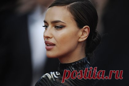 Ирина Шейк пришла за дочерью в школу в откровенном наряде и была обругана в сети. Российская супермодель Ирина Шейк пришла за ребенком в школу в откровенном наряде и была обругана в сети. На сделанных папарацци кадрах 37-летняя манекенщица вела за руку дочь Лею в темно-синем джинсовом костюме и черных остроносых сапогах на каблуках с широким голенищем.