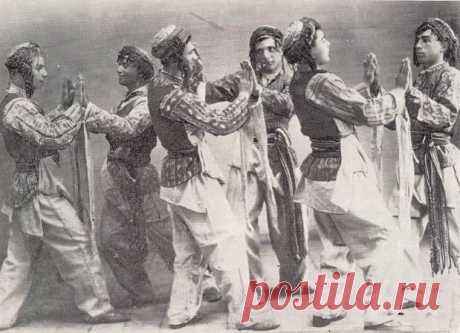 ՅԱՐԽՈՒՇՏԱ🇦🇲
Յարխուշտա, Մուշի և Սասունիշրջանների հայ ազգաբնակչության ռազմական պար, որը պարում էին տղամարդիկ։ Պատկանում է ծափ պարերի տեսակին։
Անվան ստուգաբանություն
Պարի անվանումը ունեցել է տարբեր մեկնաբանություններ։ Դրանցից մեկն է, որ «Յարխուշտա» նշանակում է զենքի ընկեր։ Պարսկերենից «յար», բացի սիրեցյալից նշանակում է ընկեր, իսկ «խըշտ», «խըշտիկ» ՝ կարճ նիզակ, զենք։
Այս պարը արտահայտում է մեր ազգի մի քիչ խելագար , հերոսական,հավերժական ոգին։