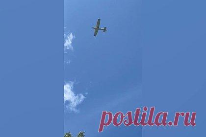 Пилот четыре года преследовал женщину с помощью самолета. В США под суд попал бывший пилот, который четыре года преследовал женщину при помощи легкомоторного самолета. 65-летнего Майкла Арнольда обвинили в том, что он множество раз низко пролетал над домом 42-летней Кэсси Вилуш из Шайлервилл, штат Нью-Йорк, стараясь досадить ей и ее близким.