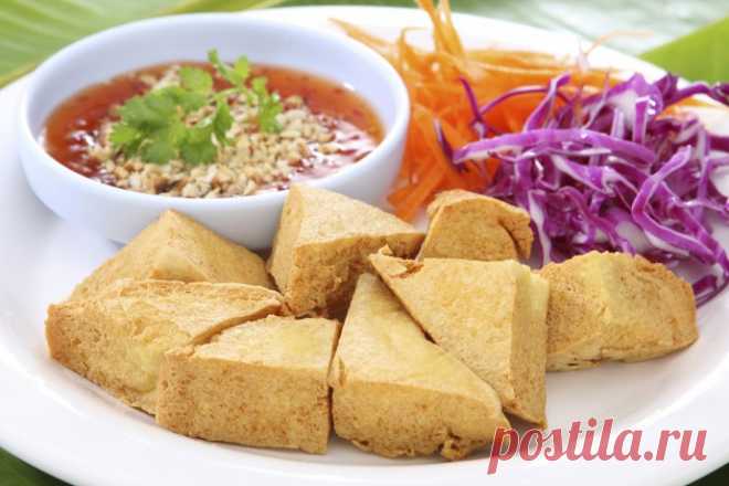 Жареный тофу Вкуснейшее блюдо для приверженцев вегетарианской диеты - соевый творог тофу в хрустящей корочке с пряным соусом.Ингредиенты:тофу - 350 г кукурузный крахмал - 100 г белый перец - по вкусу яйцо - 1 шт. панировочные сухари - 70 г растительное масло - для жарки соевый соус - 60 мл рисовый...