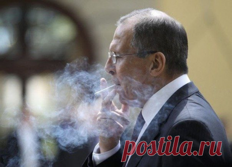 «Все время ношу с собой эту цитату из заявления Порошенко от 2 июля, — отметил Сергей Лавров. — Это прямая цитата: «Трудолюбивые и мирные люди, которыми являются большинство дончан и луганчан, почувствовали нашу симпатию, любовь и уважение. Вооруженные силы Украины, национальная гвардия и другие подразделения никогда не позволят себе применять силу против мирных людей. Они никогда не будут бить по жилым кварталам, украинские солдаты и гвардейцы будут рисковать собственными жизнями, ....