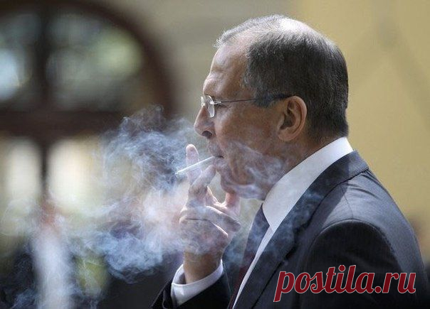 «Все время ношу с собой эту цитату из заявления Порошенко от 2 июля, — отметил Сергей Лавров. — Это прямая цитата: «Трудолюбивые и мирные люди, которыми являются большинство дончан и луганчан, почувствовали нашу симпатию, любовь и уважение. Вооруженные силы Украины, национальная гвардия и другие подразделения никогда не позволят себе применять силу против мирных людей. Они никогда не будут бить по жилым кварталам, украинские солдаты и гвардейцы будут рисковать собственными жизнями, ....