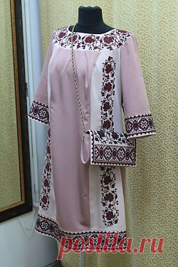 Вишита сукня з двома відтінкам тканини і бордовою вишивкою. | Студія вишивки "Гойра"