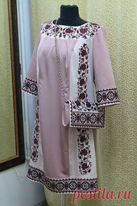 Вишита сукня з двома відтінкам тканини і бордовою вишивкою. | Студія вишивки &quot;Гойра&quot;