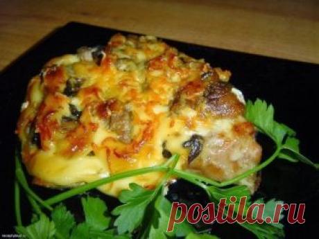 МЯСО " ЛОГОВО"

В данном рецепте можно использовать абсолютно любое мясо, например, свинину, говядину или же курицу! Очень сытное, сочное и удивительно вкусное блюдо!

Вам потребуется:

- капуста свежая - 300 грамм;
- любое мясо - 1,2 кг;
- две моркови;
- грибы - 300 грамм;
- две луковицы;
- по желанию - сыр;
- зубок чеснока;
- четыре ложки томатного соуса или кетчупа;
- сметана и майонез - по 200 грамм каждого;
- специи различные, соль.

Рецепт приготовления:

Сначала мяс...