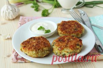 Обалденные котлеты из кабачка (вкуснее, чем оладьи!) - Женский журнал Обычно из молодых кабачков пекут оладьи. Да, они вкусные и нежные. Иногда нежные настолько, что прямо разваливаются на сковороде. Эти кабачковые котлеты так «плохо себя не ведут». Они...