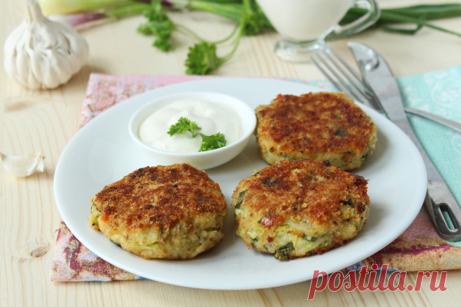 Обалденные котлеты из кабачка (вкуснее, чем оладьи!) - Женский журнал Обычно из молодых кабачков пекут оладьи. Да, они вкусные и нежные. Иногда нежные настолько, что прямо разваливаются на сковороде. Эти кабачковые котлеты так «плохо себя не ведут». Они...
