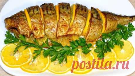 Запеченная в фольге скумбрия с лимоном.