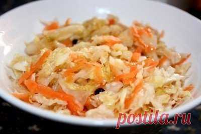 Квашеная капуста кубанская (мамина)

Капусту нарезаем тонко,морковь натираем. 
Складываем в большую чашку,перемешиваем. 
Лучше немного помять,если капуста твердая. 
Добавляем перец горошком.На 3-х литровый баллон примерно 1 ст.л. 
Укладываем в баллон очень плотно.Чем плотнее,тем лучше и больше капусты получится. 
Во время укладки бросать между слоями лавровые листики.На все про все 6-8 листиков. 
Хорошенько 
