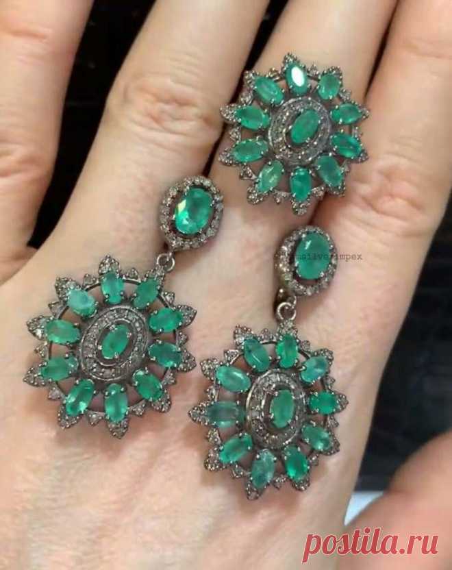 Серебряный комплект с натуральными изумрудами и бриллиантами купить в интернет-магазине Ярмарка Мастеров по цене 36860 ₽ – WVIQQRU, Комплекты украшений, Стамбул - доставка по России Серебряный комплект с натуральными изумрудами и бриллиантами в наличии в интернет-магазине на Ярмарке Мастеров - 55218338. Комплекты украшений от Jewelry chic. Размер: 14 - 23. Материал: серебро 925 пробы, натуральные изумруды, Натуральные бриллианты. Гарантированная доставка по всей России. От...