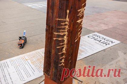 Украинские активистки повредили монумент у здания ООН