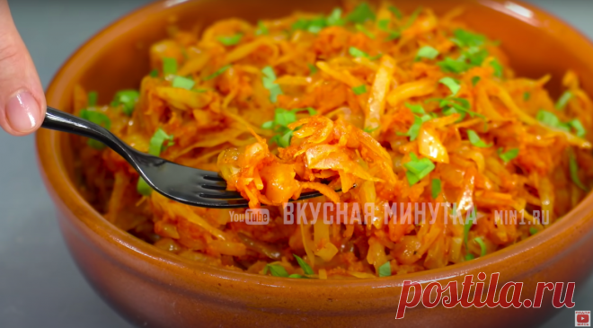 Когда мне хочется особенно вкусной тушеной капусты, готовлю ее, как бабушка научила (секрет - в сухарях, делюсь рецептом) | Кухня наизнанку | Яндекс Дзен