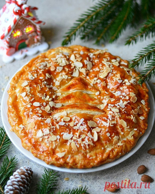 ​Пирог с ореховой начинкой Ингредиенты:Слоёное тесто (у автора дрожжевое) — 500 гМиндаль — 200 г
Желток — 3 шт. Сахар — 100 г
Масло сливочное — 50 г
Мука — 50 г
Молоко — 1 ст. л. Ванилин — 1 щепотка
Мёд —  20–30 г Миндальные лепестки...