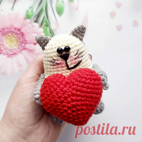PDF Котовалентинка крючком. FREE crochet pattern; Аmigurumi animal patterns. Амигуруми схемы и описания на русском. Вязаные игрушки и поделки своими руками #amimore - маленький котик, кот, кошечка, кошка, котенок, 14 февраля, валентинка, день Святого Валентина, день всех влюблённых.