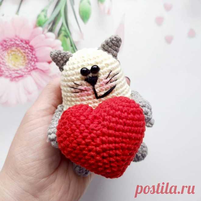 PDF Котовалентинка крючком. FREE crochet pattern; Аmigurumi animal patterns. Амигуруми схемы и описания на русском. Вязаные игрушки и поделки своими руками #amimore - маленький котик, кот, кошечка, кошка, котенок, 14 февраля, валентинка, день Святого Валентина, день всех влюблённых.
