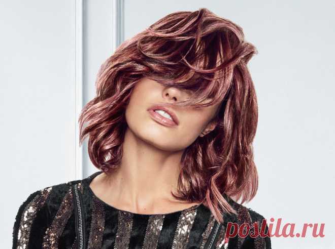 «Что такое окрашивание «шиммер», и кому оно подходит?» «Вижу в Instagram много фото с хэштегом #shimmer, причем он явно относится к волосам, а не макияжу. Это новое окрашивание? На инстаграмных фото смотрится красиво, но не понятно, что это ─ тонирование, макияж для волос, рисование на волосах или просто какой-то специальный уход? Кому «шиммер»