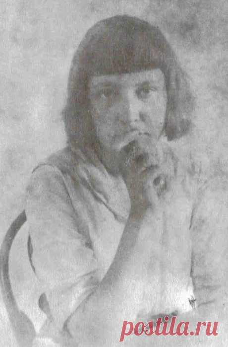 Марина Цветаева. Не по нраву я тебе - и тебе Не по нраву я тебе — и тебе, И тебе еще — и целой орде. Пышен волос мой — да мало одёж! Вышла голосом — да нрав нехорош! Полно, Дева-Царь! Себя — не мытарь! Псарь не жалует — пожалует — царь!

14 авгу…