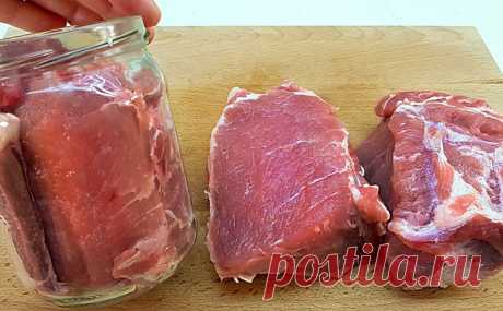 Раскладываем мясо по банкам и готовим в рассоле. Через 2 часа получаем нарезку вкуснее и сочнее колбасы