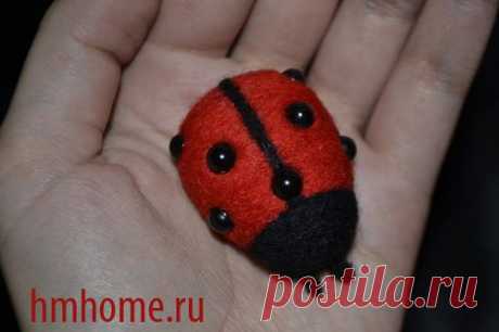 Валяная брошка Божья коровка