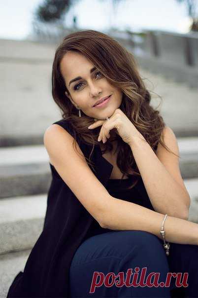 Вы можете заказать тонирование омбре в студии Ольги Полоник. Мастер-колорист учтет все ваши пожелания, подберет идеальный вариант окрашивания, беря во внимание длину, структуру, насыщенность цвета. Цена зависит от сложности выбранной техники, использования одного или нескольких тонов. Мы совершаем осветление омбре недорого — с расценками вы можете ознакомиться в прайсе.