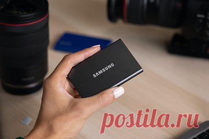 Samsung запланировала выпуск безрамочного смартфона. Корпорация Samsung запланировала создать полностью безрамочную переднюю панель для смартфонов. Журналисты изучили презентацию Samsung Display, согласно которой компания намерена создать переднюю панель OLED All Around Full Screen. Компонент отличается от остальных на рынке тем, что не имеет видимых рамок.