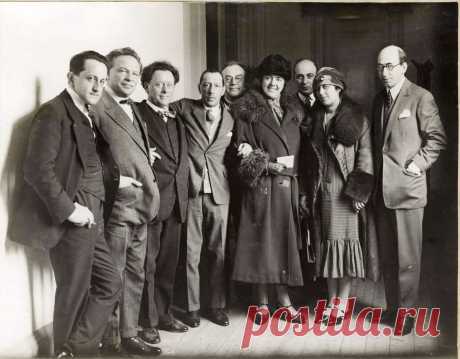 Кстати, в СССР, значит, в те же годы жили не хуже!
Rudolf Mengelberg, Ottorino Respighi, Willem Mengelberg, Igor Stravinsky Cornelis Dopper Mathilde Mengelberg-Wubbe, Sam Bottenheim, Mrs. Lourié and Arthur Lourié. (Amsterdam, 1926)