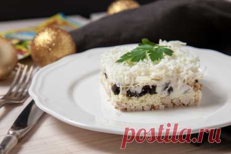 Салат «Новогодний» Это простой рецепт вкусного салата с куриным филе, грецкими орехами и черносливом.