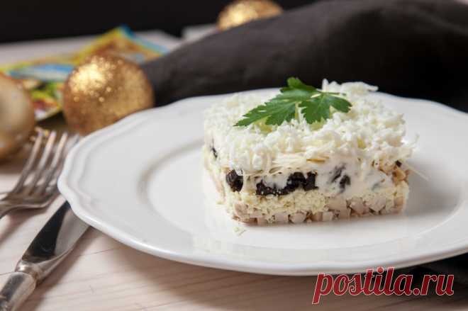 Салат «Новогодний» Это простой рецепт вкусного салата с куриным филе, грецкими орехами и черносливом.