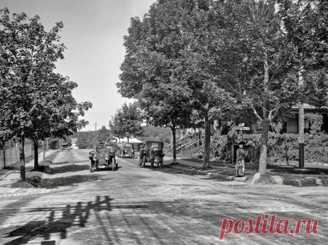 Automobilists Welcome: 1910 Magnolia, Massachusetts, circa 1910. 