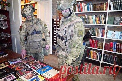 Росгвардейцы изъяли более 300 экстремистских книг в библиотеках ДНР. Росгвардейцы совместно с представителями военной контрразведки обнаружили в библиотеках Донецкой народной республики (ДНР) более 300 книг, содержащих материалы экстремистского характера. Литература была изъята в ходе специальных адресных мероприятий на территории региона.