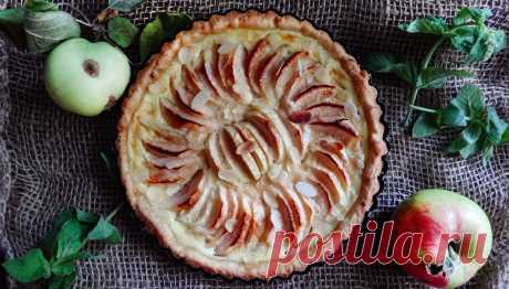 Нормандский яблочный тарт (La tarte normande aux pommes) сочетает в себе великолепие регионального терруара: спелые яблоки и кальвадос, самые свежие сливки и сливочное масло. Остальное дело вкуса и техники: обычная духовка или печь, сахар, мука, фламбе…