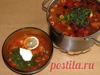 Моя любимая солянка — самый правильный рецепт!

Вкуснее супчика я не пробовала

Ингредиенты (на 3 л):

 300 - 500 г говядины
 около 5 видов различных мясных деликатесов общим весом около 300 - 500 гр
 150 г лука
 200 г соленых огурцов
 4 - 5 ст.л. томатной пасты
 3 ст.л. каперсов
 черный перец
 3-4 лавровых листа
 растительное масло
 лимон
 зелень
 маслины или оливки

Способ приготовления:

1. Ставим варить мясо. Бульон для солянки правильный – должен быть крепкий, насыщен...