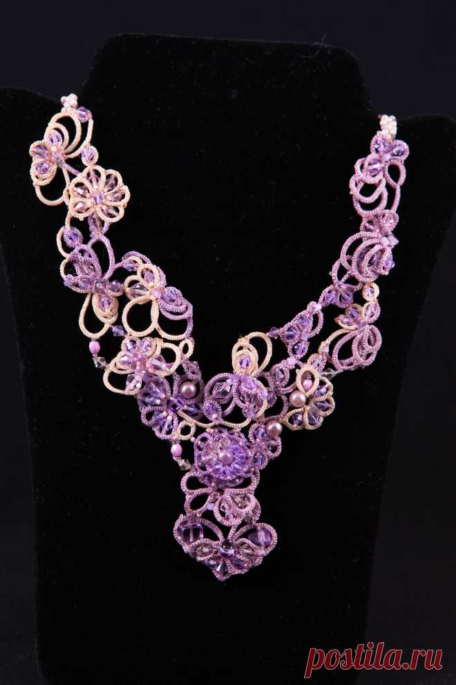 Колье  выполненное   вручную.  Техника исполнения " Анкарс".  Для плетения кружевной основы используются очень тонкие нити лавсана и люрекса (Madeira), расшито кристаллами Сваровски .