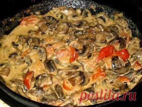 Сливочно-грибной 

Ингредиенты: 

Шампиньоны – 300 гр
Лук репчатый – 1 средняя головка
Помидоры-черри – 200 гр
Сливки 35% - 100 мл
Чеснок – 2 зубчика
Оливковое масло для жарки

Приготовление:

Шампиньоны нарезать ломтиками или на четвертинки. Лук нарезать мелким кубиком. Помидоры нарезать на половинки или четвертинки.
В сковороде разогреть оливковое ма