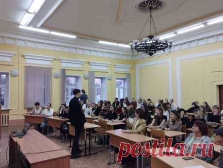 Выступление художника Antonio #Lebedef  в Государственном Рязанском Университете имени С. А. Есенина. Антон Лебедев в арт-среде как Antonio Lebedef прочитал свою авторскую лекцию студентам где рассказал о **О сюрреализме:** история и эволюция направления, основанная на жизненных наблюдениях.
- **Глитч и информационный шум:** влияние цифровой среды на восприятие искусства современной молодежью.
- **Продвижение арт-проектов:**