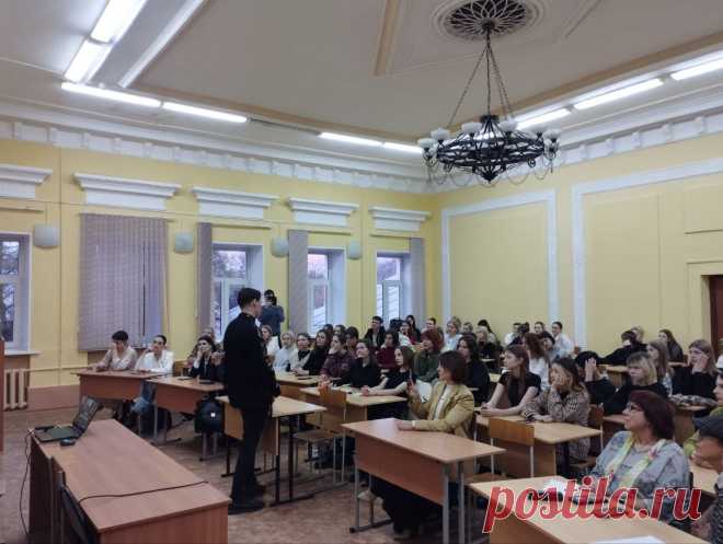 Выступление художника Antonio #Lebedef  в Государственном Рязанском Университете имени С. А. Есенина. Антон Лебедев в арт-среде как Antonio Lebedef прочитал свою авторскую лекцию студентам где рассказал о **О сюрреализме:** история и эволюция направления, основанная на жизненных наблюдениях.
- **Глитч и информационный шум:** влияние цифровой среды на восприятие искусства современной молодежью.
- **Продвижение арт-проектов:**