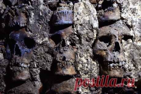 СТЕНА ЧЕРЕПОВ НАЙДЕНА В МЕХИКО