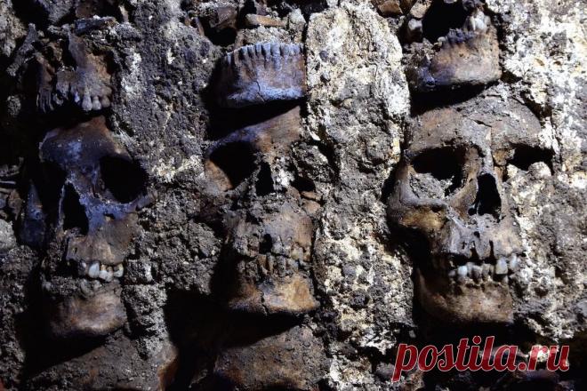 СТЕНА ЧЕРЕПОВ НАЙДЕНА В МЕХИКО