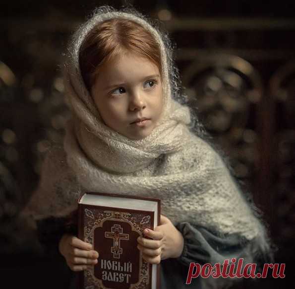 ПРОЧТИТЕ ЭТО ДЕТЯМ, ЕСЛИ СТРЕМИТЕСЬ ВОСПИТАТЬ ИХ В ВЕРЕ ХРИСТОВОЙ

Высоко, очень высоко звание христианина! Высоко, но и ответственно. Подумаем, ведь незнающие ничего о Спасителе часто судят о Нем по нашим делам. По ученикам делают заключение об Учителе, определяя для себя: следовать учению Господа или нет. Вот почему жизнь христианина, его поступки, слова, внешность, привычки и обычаи должны быть безупречными. Ни в чем никому никогда не подавать соблазна или претыкания – ...