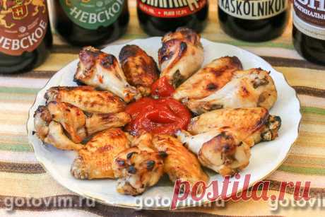 Куриные крылышки в лимонно-медовом маринаде. Рецепт с фото В этом рецепте маринад для куриных крылышек делят на 2 части. Одна часть - непосредственно маринад, с которым перемешиваю подготовленные крылья и оставляю на 30 минут. Вторая часть - основа для глазури, благодаря которой готовые куриные крылышки становятся не только аппетитно румяными, но и блестящими.