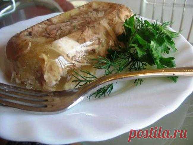 Шурашан студень (студень с крупой) 
СТУДЕНЬ С КРУПОЙ Марийская кухня.
Обработанные бараньи головы и ноги, обрезь промывают, рубят на небольшие части, кладут в котел и заливают холодной водой (на 1 кг 2,5 л воды), добавляют репчатый лук…