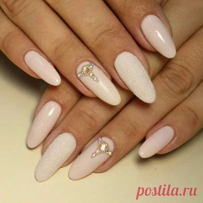 Бежевый маникюр формы миндаль (70 фото)