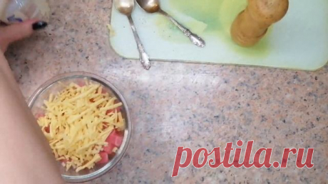 Вкусный завтрак -БУТЕРБРОД с рыбой и сыром, просто и полезно! ИНГРЕДИЕНТЫ :хлеб (пшеничный мультизлаковый) - 2 кусочкапомидор (томат) средний - 1/2 штрыба свежая (тунец) - 100 граммсметана (майонез домашний) - по вкусусыр твердый или полутвердый - по вкусуперец черный молотый - по вкусумасло растительное - 10 граммсоль - по вкусу