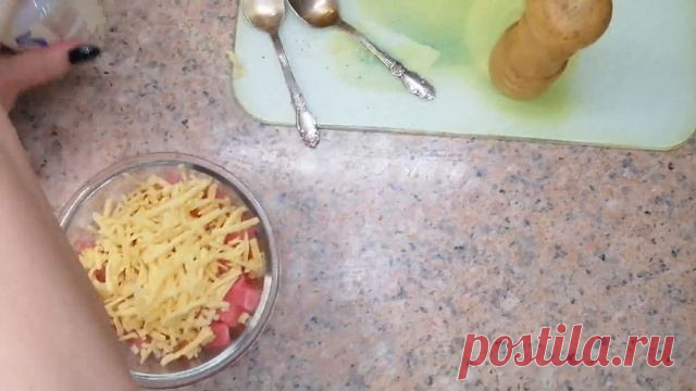 Вкусный завтрак -БУТЕРБРОД с рыбой и сыром, просто и полезно! ИНГРЕДИЕНТЫ :хлеб (пшеничный мультизлаковый) - 2 кусочкапомидор (томат) средний - 1/2 штрыба свежая (тунец) - 100 граммсметана (майонез домашний) - по вкусусыр твердый или полутвердый - по вкусуперец черный молотый - по вкусумасло растительное - 10 граммсоль - по вкусу