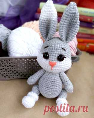 Заинька Бусинка амигуруми. Схемы и описания для вязания игрушек крючком! Бесплатный мастер-класс от Виктории @vika_yarami по вязанию заиньки по имени Бусинка. Высота вязаной крючком игрушки примерно 19 см вместе с ушками. Дл…