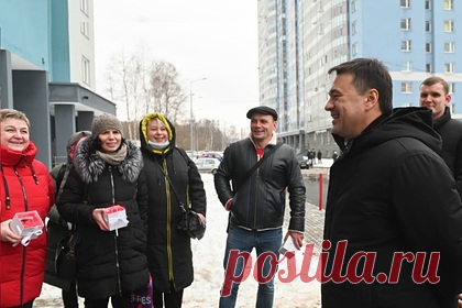 Воробьев вручил ключи от квартир обманутым дольщикам «Лобня Сити». Часть дольщиков одного из домов в жилом комплексе «Лобня Сити» 3 декабря получила ключи от квартир, сдачу которых ждали несколько лет. Скоро все 276 дольщиков этого корпуса получат ключи. Губернатор Московской области Андрей Воробьев лично поздравил жильцов с предстоящим новосельем.