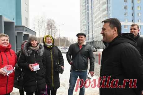 Воробьев вручил ключи от квартир обманутым дольщикам «Лобня Сити». Часть дольщиков одного из домов в жилом комплексе «Лобня Сити» 3 декабря получила ключи от квартир, сдачу которых ждали несколько лет. Скоро все 276 дольщиков этого корпуса получат ключи. Губернатор Московской области Андрей Воробьев лично поздравил жильцов с предстоящим новосельем.