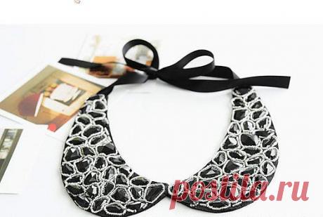 Накладной воротник расшитый камнями и бисером, сзади завязывается на атласную ленту, что позволяет регулировать длину.