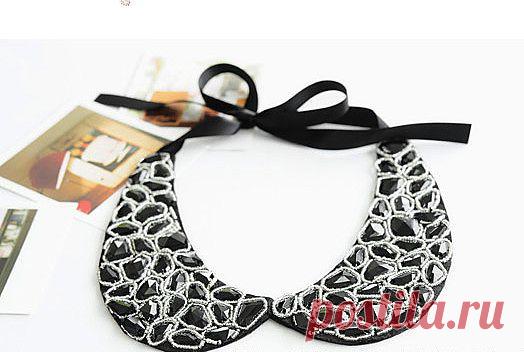 Накладной воротник расшитый камнями и бисером, сзади завязывается на атласную ленту, что позволяет регулировать длину.